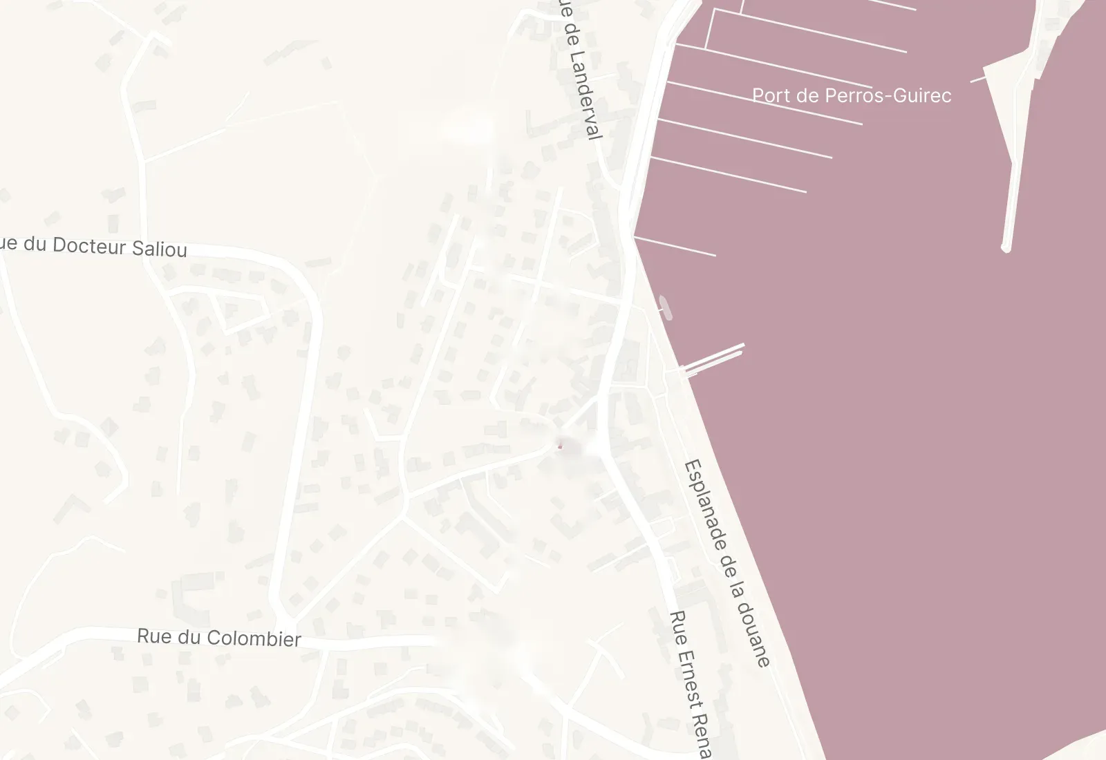 Plan du port de Perros-Guirec : Strojna se trouve sur l'esplanade de la Douane, rue Ernest Renan, face au port.